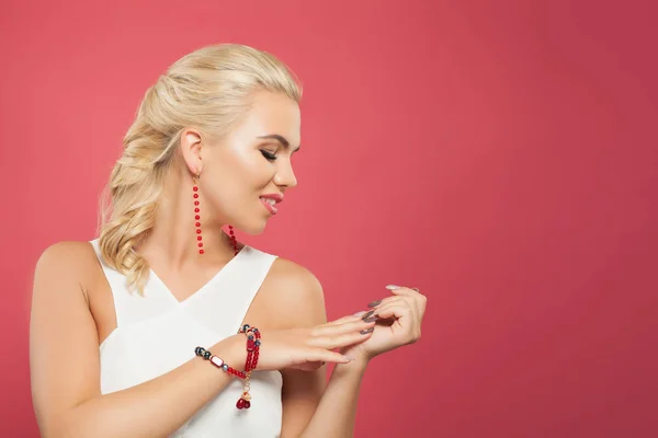 Retrato de una hermosa mujer rubia mirando a la mano — Foto de Stock