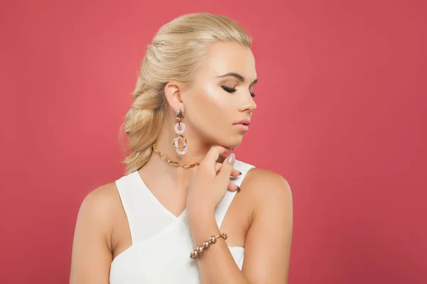 Mujer atractiva en blusa blanca y collar de cadena de oro — Foto de Stock