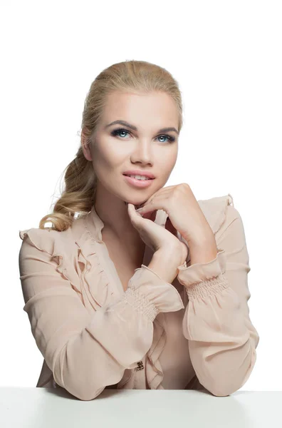 Schöne blonde Frau in Pfirsichfarbe seidige Bluse isoliert — Stockfoto