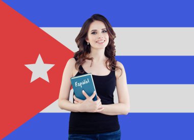 Kitap Küba bayrağı arka planı ile mutlu kadın. 