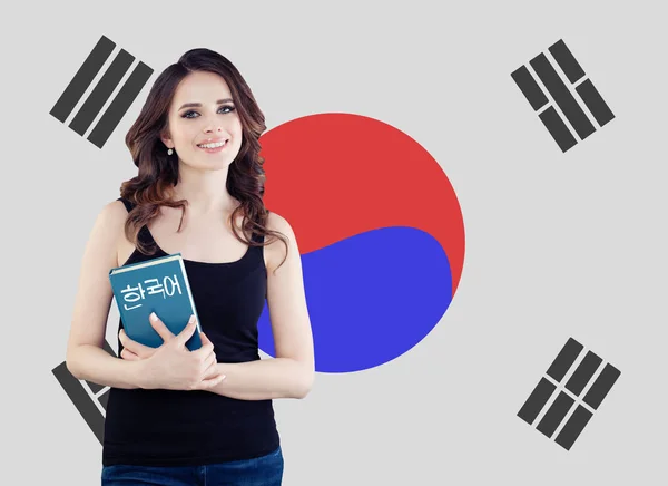 Dowiedz się języka koreańskiego. Młoda kobieta, student — Zdjęcie stockowe