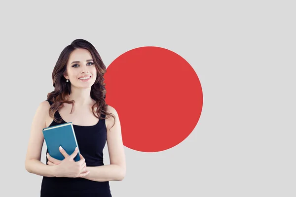 Feliz joven morena sobre el fondo de la bandera de Japón — Foto de Stock