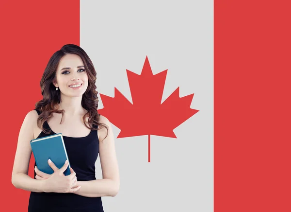 Kanada kavramı. Genç kadın öğrenci Kanada bayrağı. — Stok fotoğraf