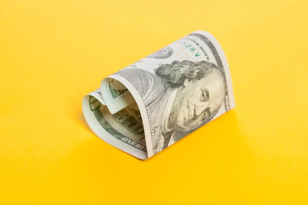Dolar pieniądze. Sercu 100 bill Uwaga na żółtym tle. — Zdjęcie stockowe
