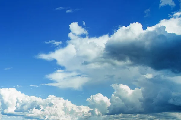 Αφράτα σύννεφα φόντο του ουρανού. Πανέμορφο γαλάζιο και λευκό — Φωτογραφία Αρχείου