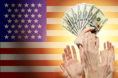 İnsanlar ellerini dolar ve arka plan üzerinde Amerikan bayrağı ile yetiştirme