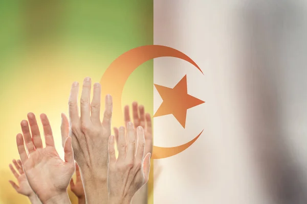 Люди, поднимающие руки и флаг Алжира на заднем плане . — стоковое фото