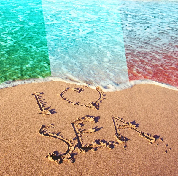 Praia areia, mar e bandeira Itália. Eu amo o conceito Itália — Fotografia de Stock