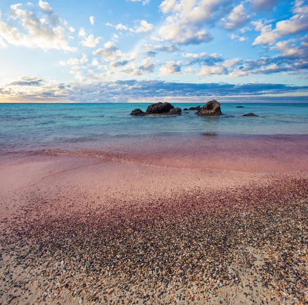 Elafonissi, famosa praia grega em Creta. Nuvens do céu, mar azul e areia rosa na Grécia — Fotografia de Stock