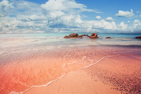 Bela praia de Elafonissi em Creta, Grécia. Areia rosa, mar azul — Fotografia de Stock