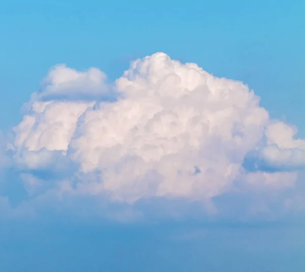 Αφράτα σύννεφα στον ουρανό φόντο — Φωτογραφία Αρχείου
