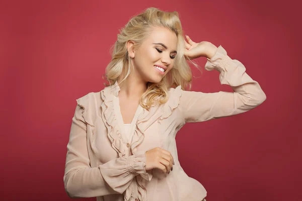 Fiatal, boldog nő divat modell birtoklás móka színes világos rózsaszín háttér — Stock Fotó