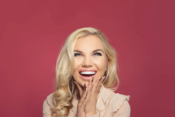 Mulher feliz olhando para cima e rindo — Fotografia de Stock