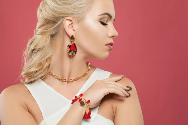 Modelo de joyería. Elegante mujer con collar de cadena dorada — Foto de Stock