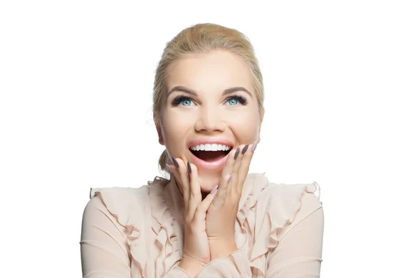 Mujer sorprendida feliz aislado sobre fondo blanco . — Foto de Stock