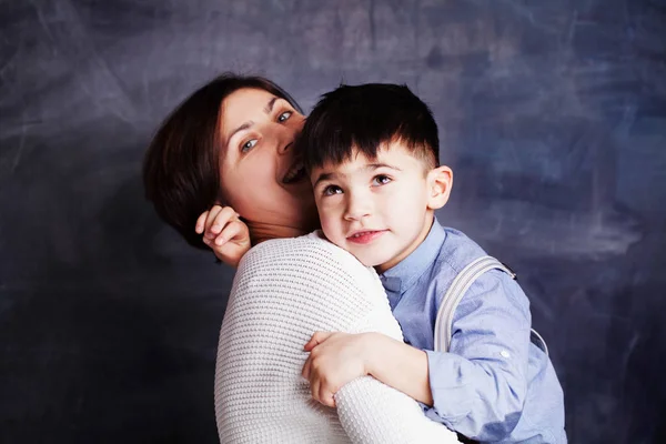 Feliz madre e hijo divirtiéndose, riendo y abrazándose . — Foto de Stock