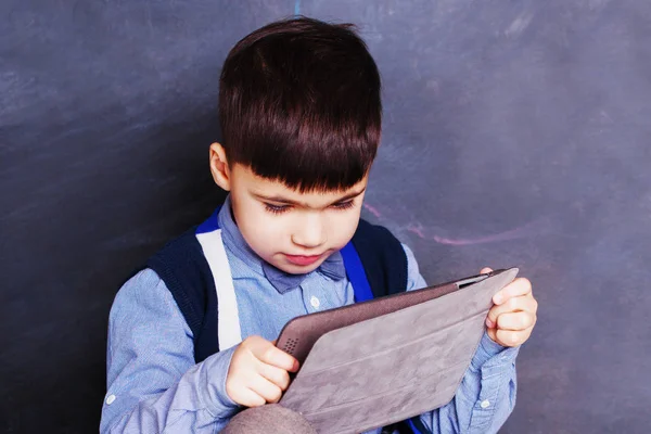 Niño pequeño usando la tableta en casa —  Fotos de Stock