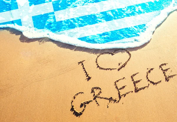 Spiaggia di sabbia, mare e bandiera Grecia. Adoro il concetto di Grecia — Foto Stock