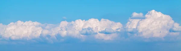 Cielo nubes panorama. Fondo con cielo hermoso — Foto de Stock