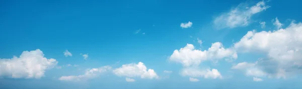 Wolken am Himmel. Wolkenkratzer — Stockfoto