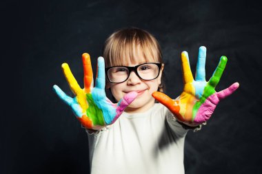Çocuk onun tablosu zevk. Renkli elleri ile kız şirin çocuk