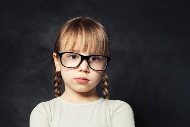 Dalgın çocuk portre portre. Sevimli kız okul sınıf