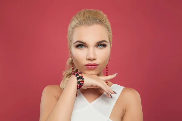 Elegante mujer en pendientes de oro y pulsera — Foto de Stock