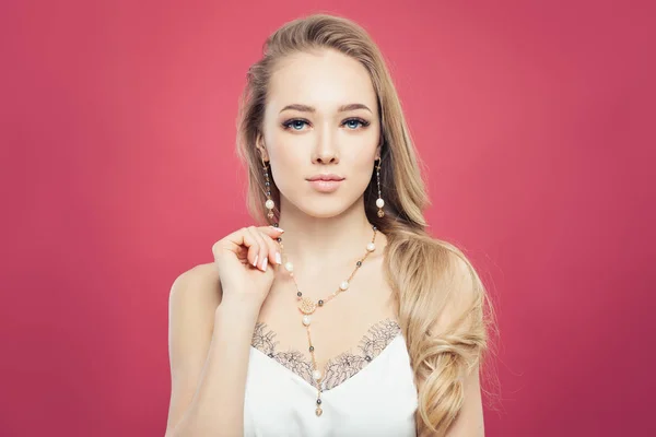 Retrato modelo joyería de oro. Mujer rubia con la moda de oro ch —  Fotos de Stock