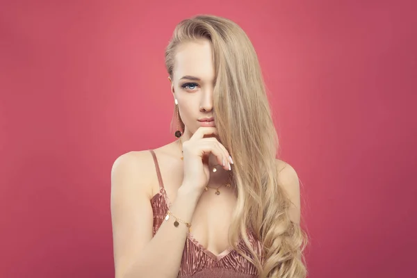 Porträtt og ung kvinna modell med långt lockigt hår — Stockfoto
