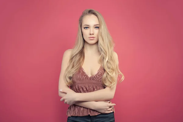 Mujer linda con retrato de pelo largo y rubio sobre fondo rosa —  Fotos de Stock