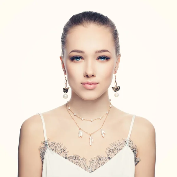 Mooie jonge vrouw mode gouden ketting oorbellen dragen — Stockfoto