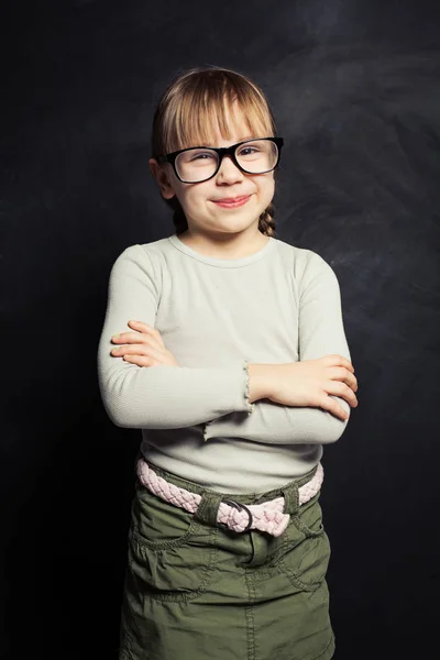 Retrato infantil travesso. Menina criança feliz no fundo da sala de aula da escola — Fotografia de Stock