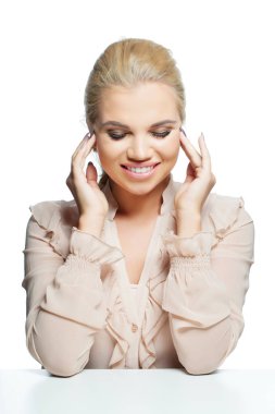 Güzel kız beyaz arka planda izole edilmiş