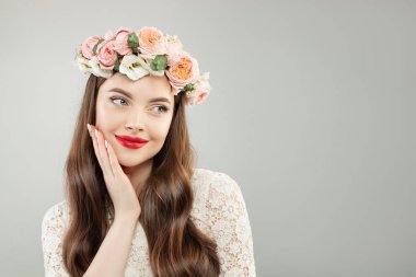 Yaz çiçek çelenk genç kadın. Kırmızı dudaklar ile güzel model