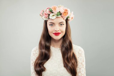 Güzel Model kadın uzun saçlı, Make up ve yaz çiçek