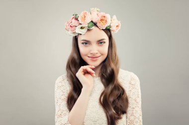 Model açık cilt, sağlıklı saç, doğal makyaj ile gülümseyen