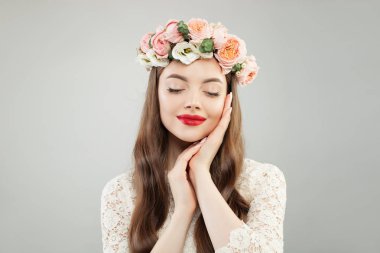 Güzel bir rahatlatıcı modeli kadın açık cilt, kıvırcık saçlı