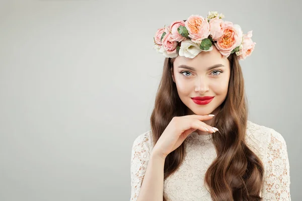 Beautiful woman in summer flowers wreath. Pretty model — Stock Photo, Image