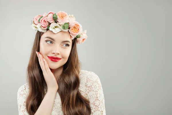 Young woman in summer flowers wreath. Pretty model with red lips — Stock Photo, Image