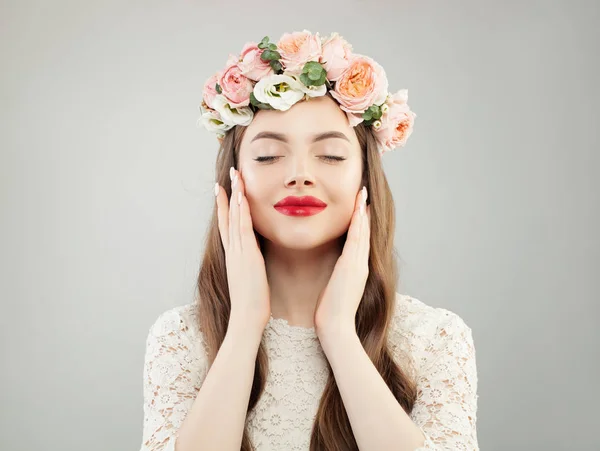 Junge perfekte Model-Frau genießt den Frühling. schönes Mädchen — Stockfoto