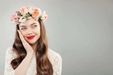 Neşeli Model kadın kıvırcık saç, makyaj ve çiçekler