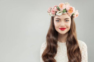 Açık cilt, uzun kıvırcık saçlı sağlıklı gülümseyen modeli kadın