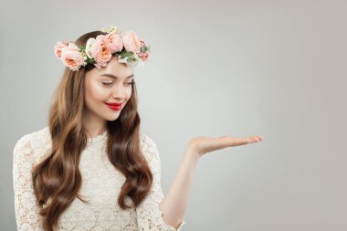 Genç kadın boş avuç elini tutarak modeli. Tatlı kız 