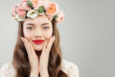 Güzel genç kadın yüz portre. Makyaj ile güzel Model