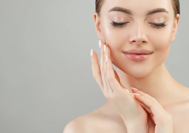Güzel ve genç birbayan spa modeli. Sağlıklı bir cilt ile mükemmel samimi kız