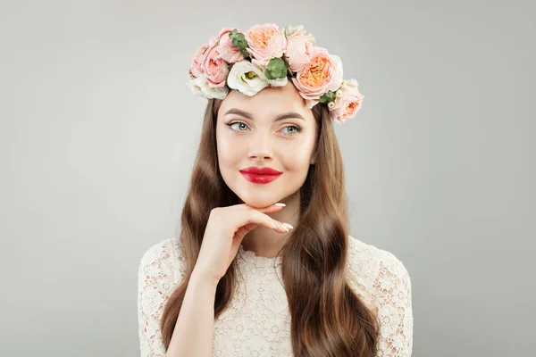 Schoonheid Model vrouw met duidelijk huid, krullend haar, make-up en bloemen — Stockfoto