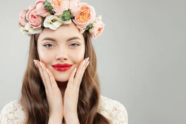 Beautiful Young Woman Face Closeup. Pretty Model with Makeup — Stock Photo, Image