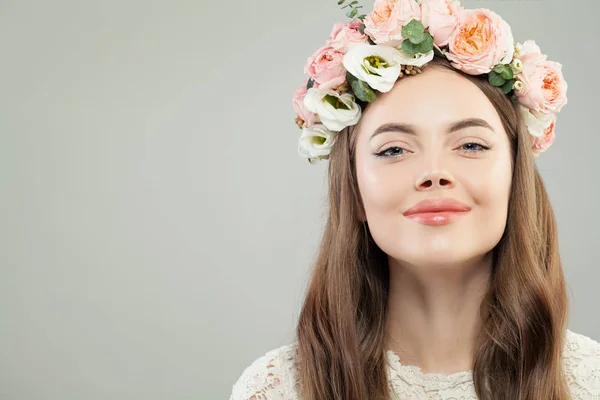 年轻美丽的模特女人在花的花的花的画像. — 图库照片