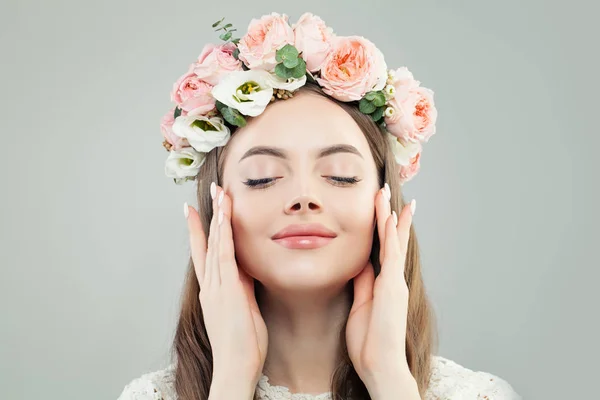 Beautiful Model Woman with Summer Flowers Portrait. Pretty Female Face Closeup — Stock Photo, Image