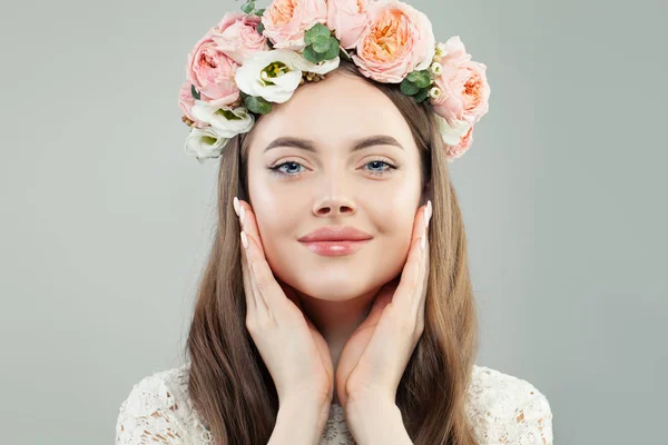 Mulher modelo bonito com pele clara, maquiagem natural e flores de primavera — Fotografia de Stock